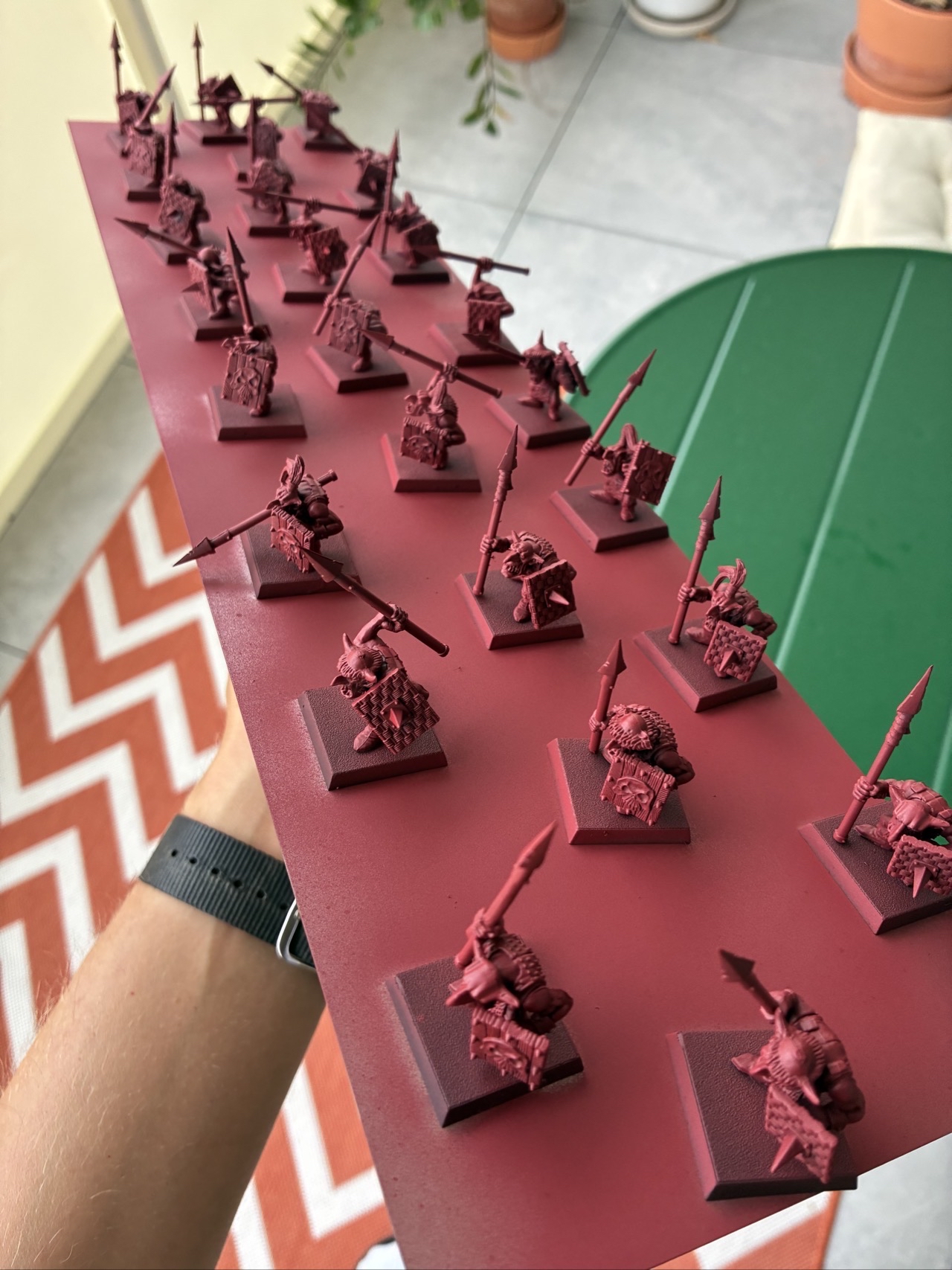 Metal scraper used as a priming helper