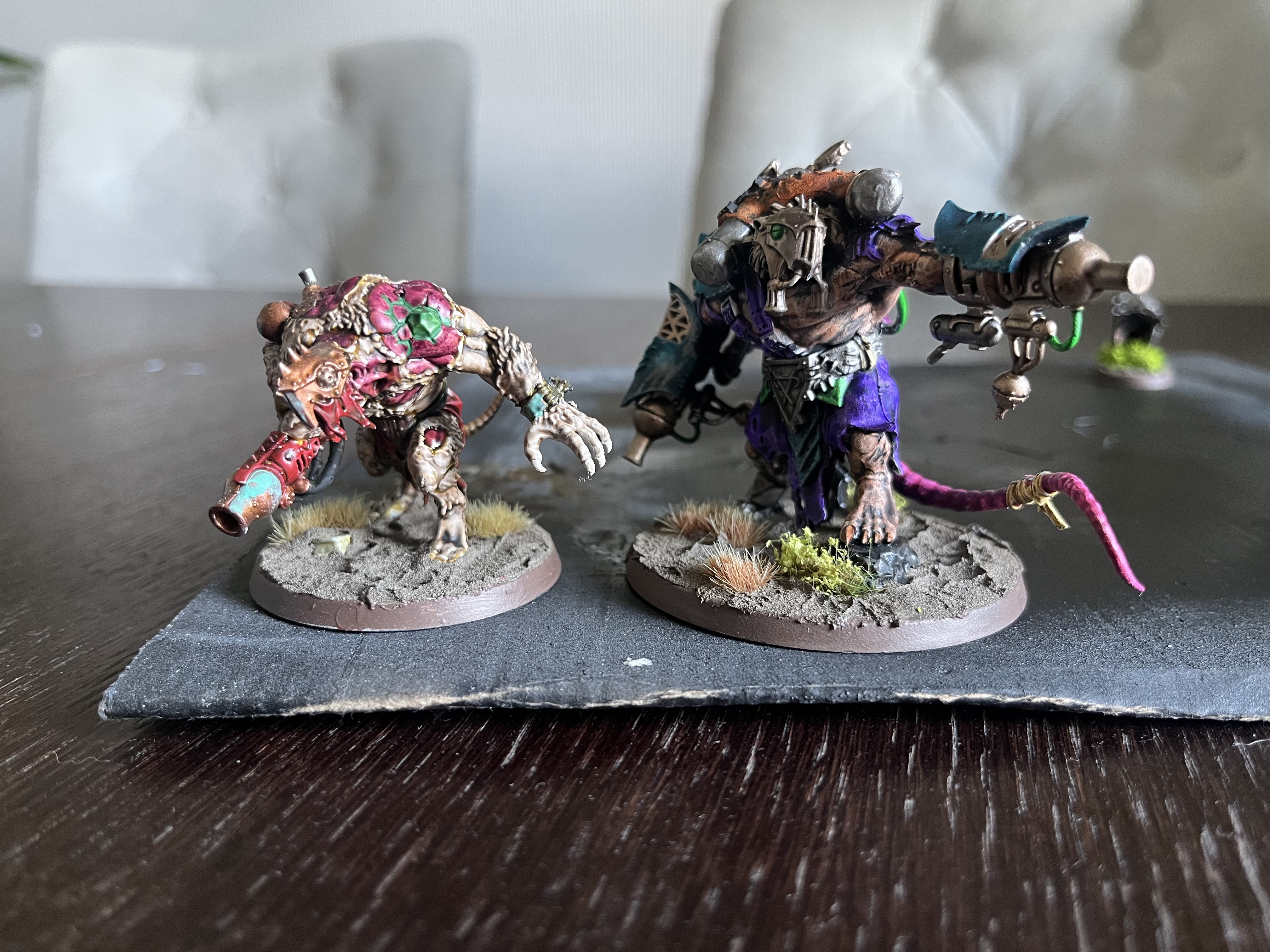 Stormfiend towering over smaller Skaven